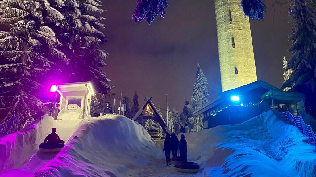 Snow tube -mäenlaskua Puijolla