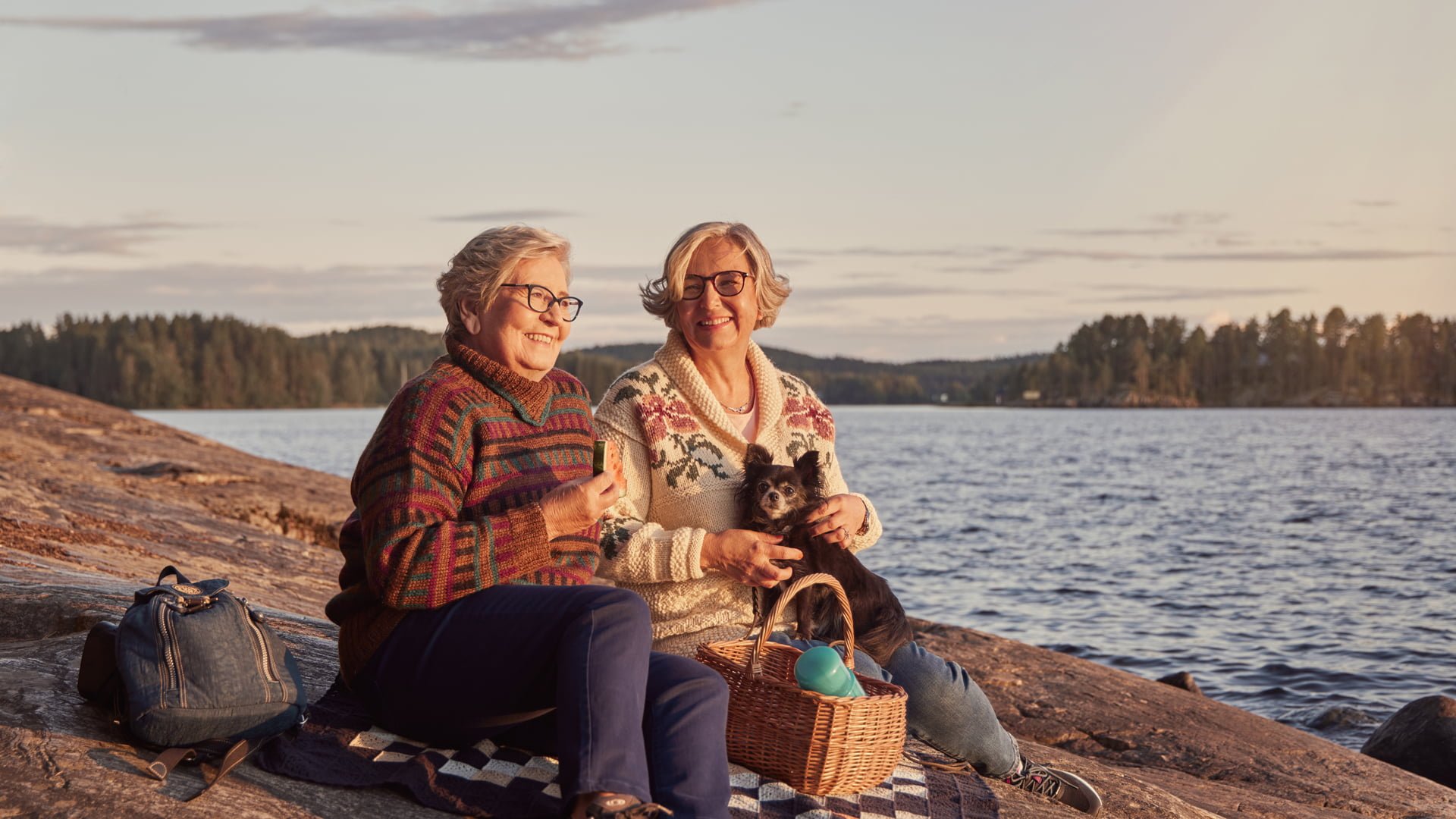 Luontonautiskelu, ystävykset piknikillä rantakalliolla