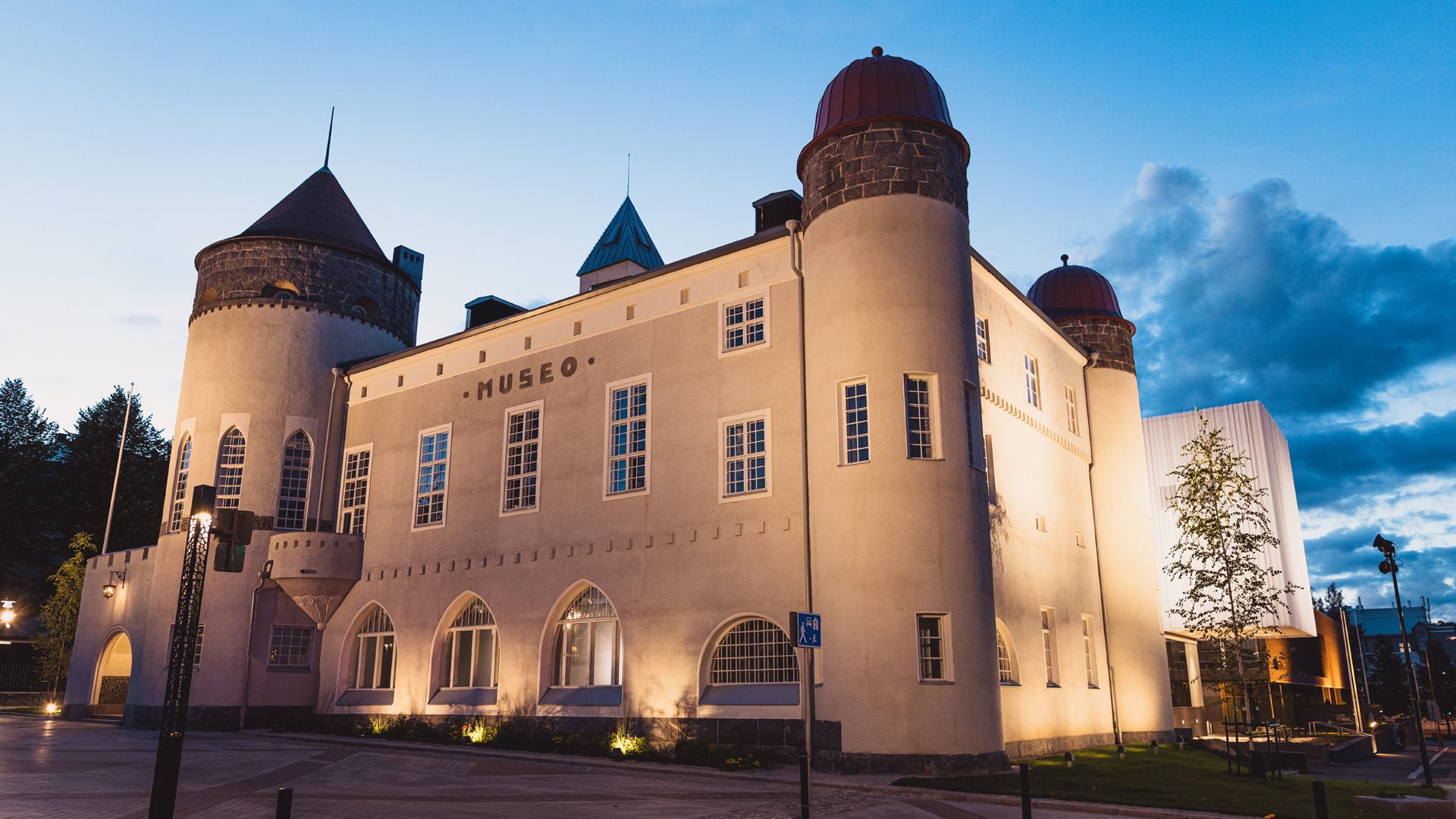 Kuopion museo kesähämärässä