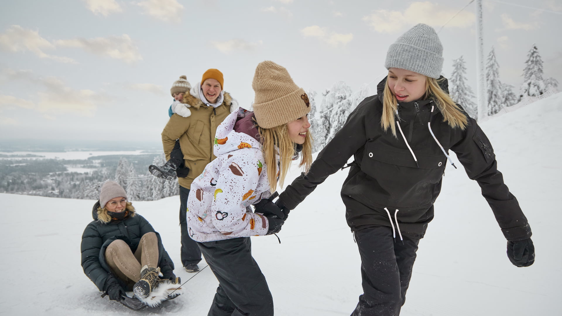 Luontonautiskelu, perhe pulkkamäessä