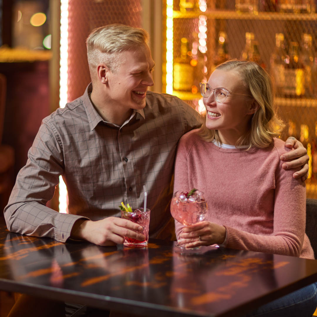 Pariskunta drinkeillä