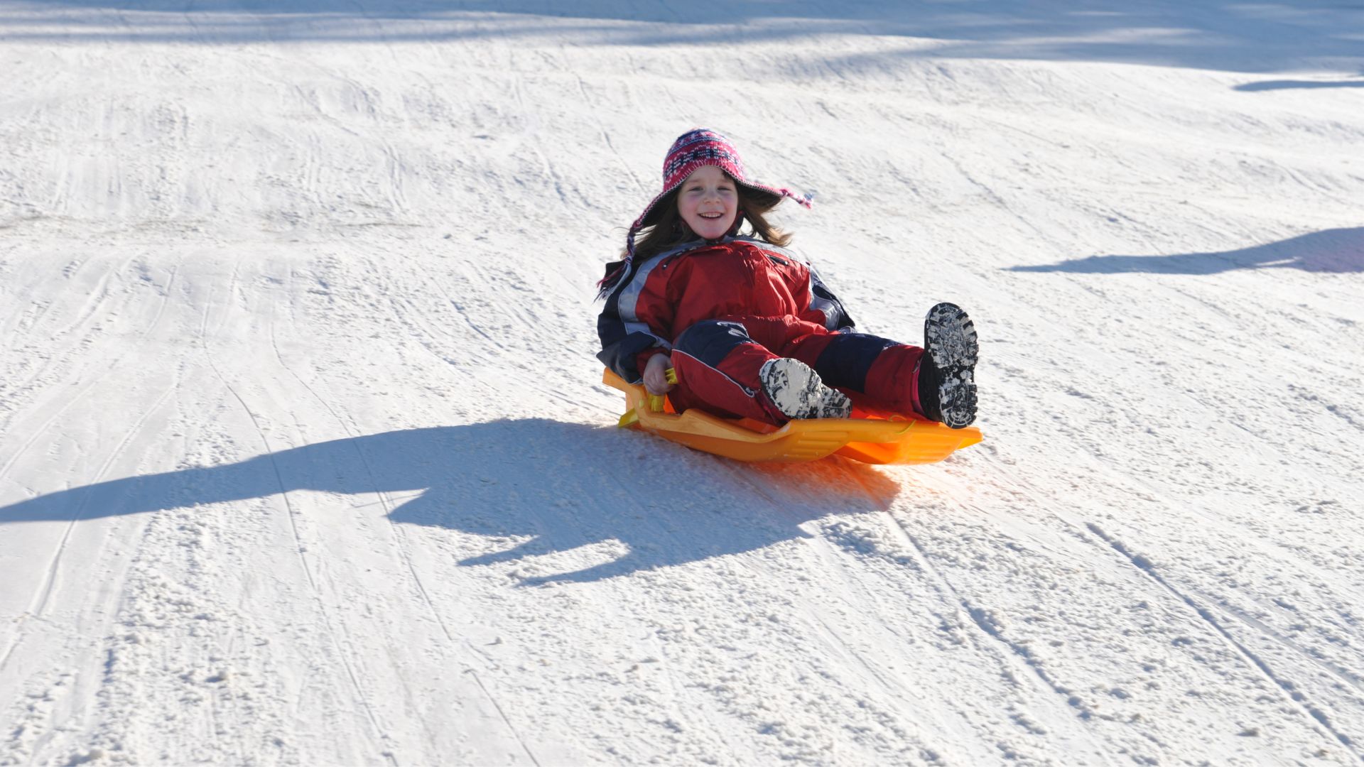 Lapsi-pulkkamäessä Lapsi pulkkamäessä