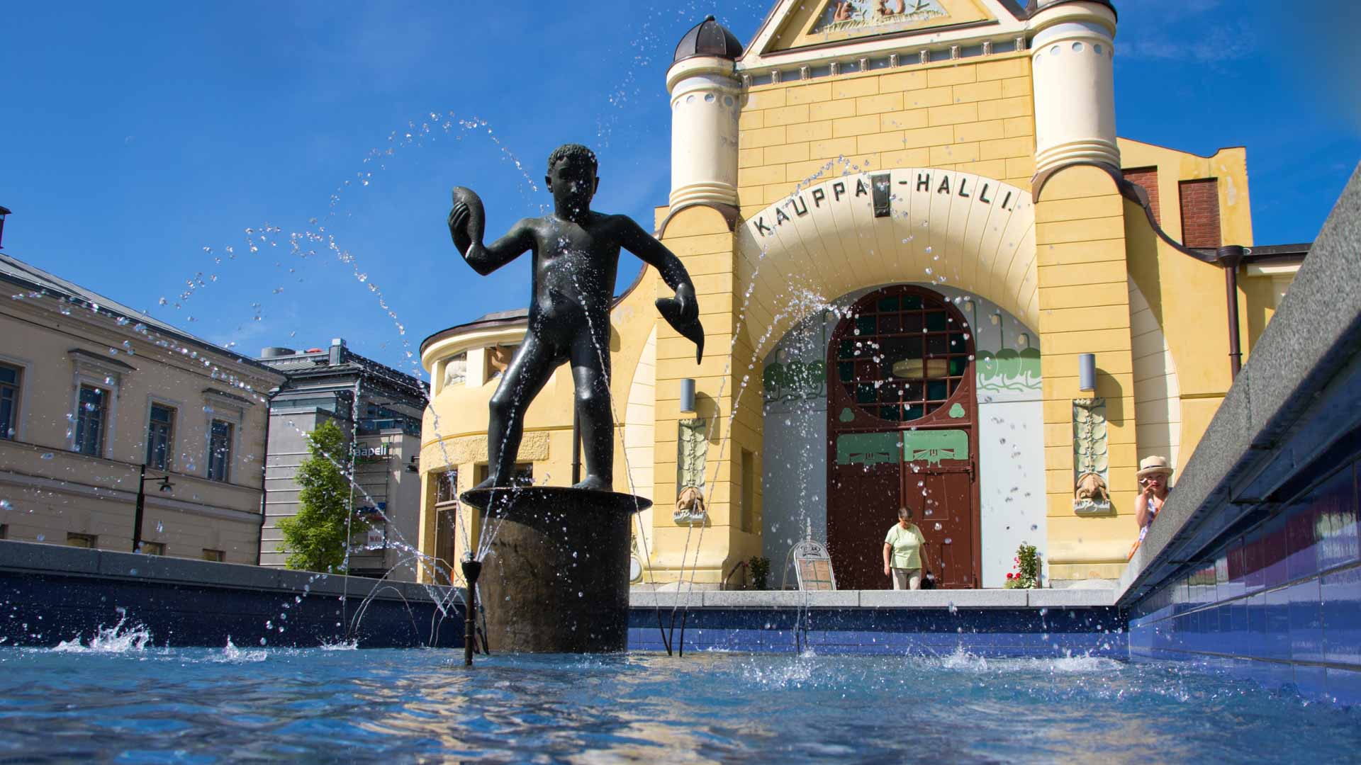 Kuopio-veljmies-kauppahalli Kuopion kauppahalli ja Veljmies-patsas