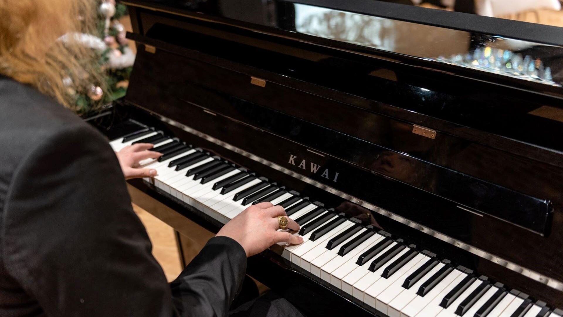 Pianotaiteilija Juho Kela (2) Juho Kela