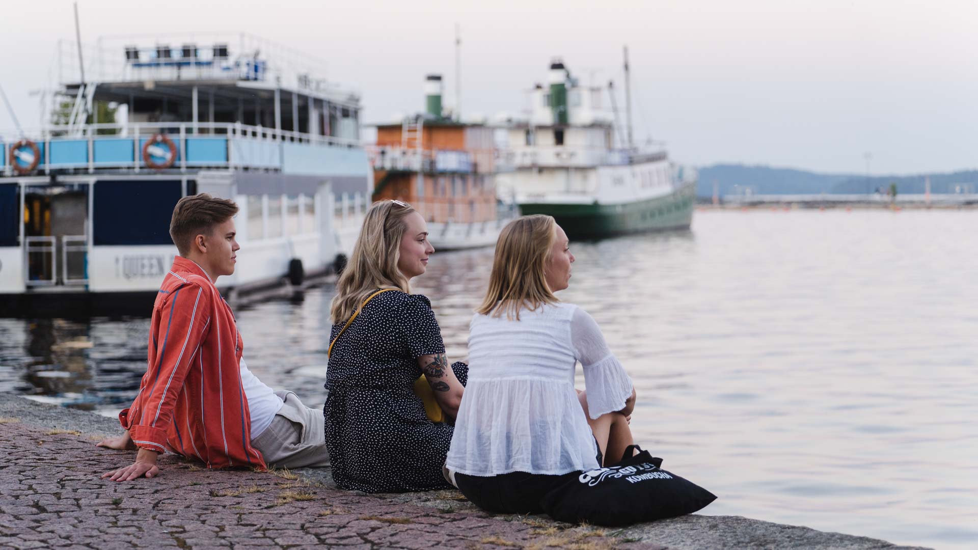 Juhannus Kuopiossa, kaverukset Kuopion matkustajasatamassa
