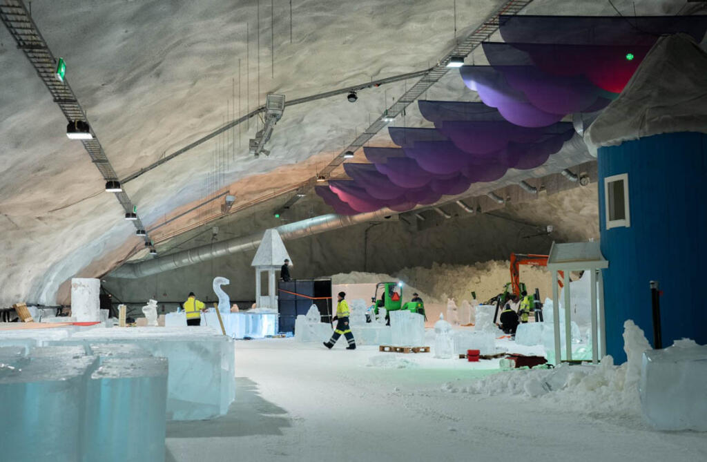 Muumi-jääluolan rakentaminen 2023