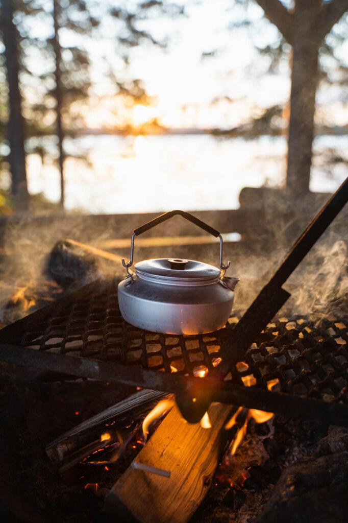 Retkeily kansallisessa kaupunkipuistossa, pannu nuotiolla