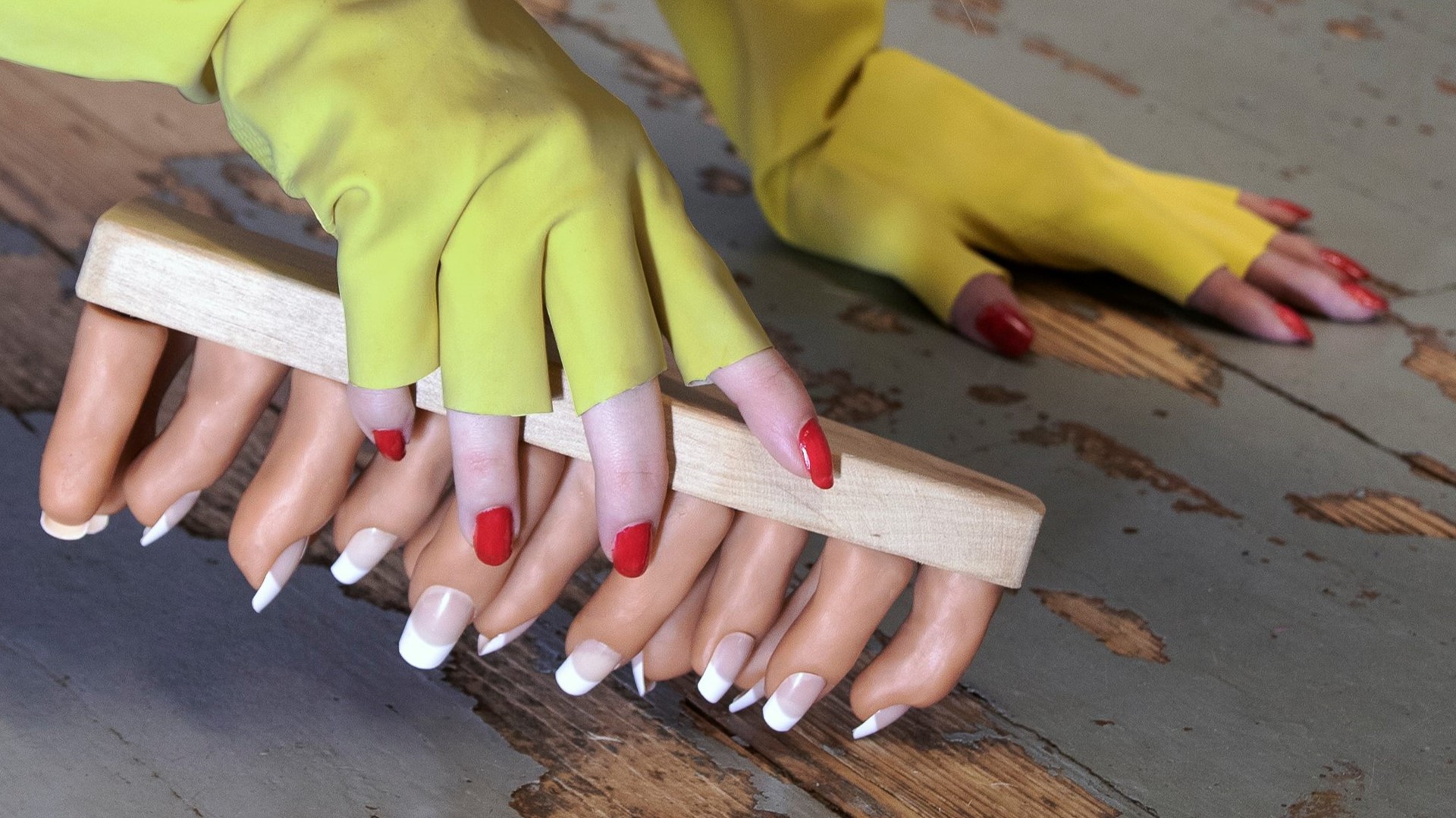 5_Maria Nuutinen_kynsihoitoa_kuurausharja_2024_puu, metall, polymeerimassa, tekokynnet, kuva Maria Nuutinen – kopio