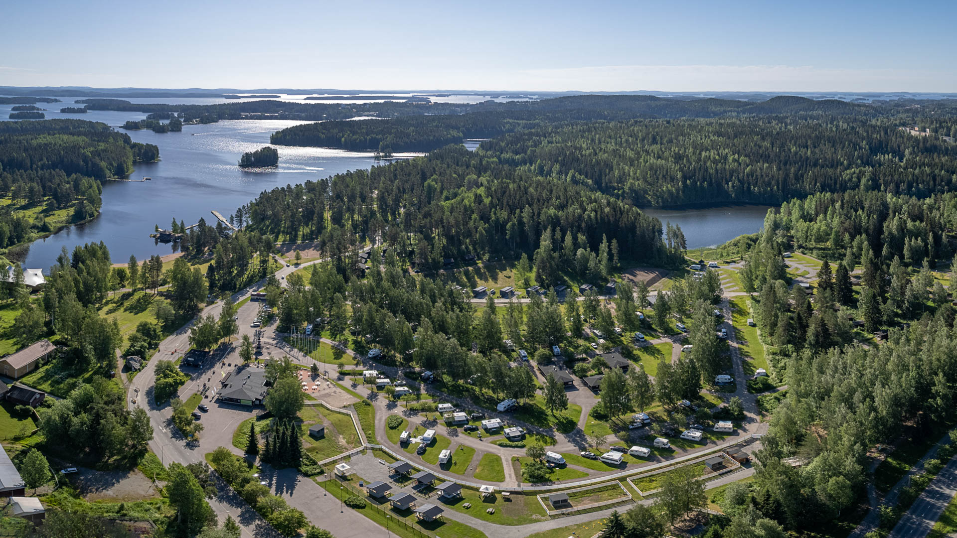 Matkailukeskus Rauhalahteen uusia hirsimökkejä.