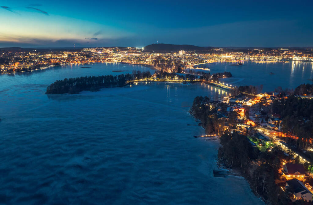 ChatGPT sanoi:
Ilmakuva talvisesta Kuopiosta ja Vänäri–Rönö -alueesta iltavalaistuksessa.