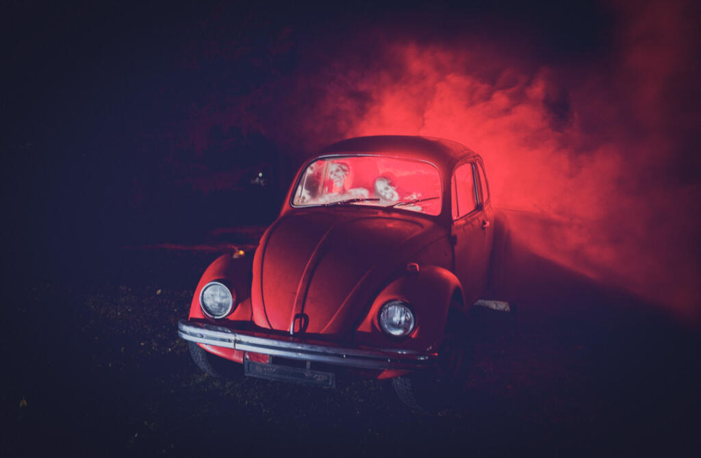 Puijon halloweenpolku, savuava auto.