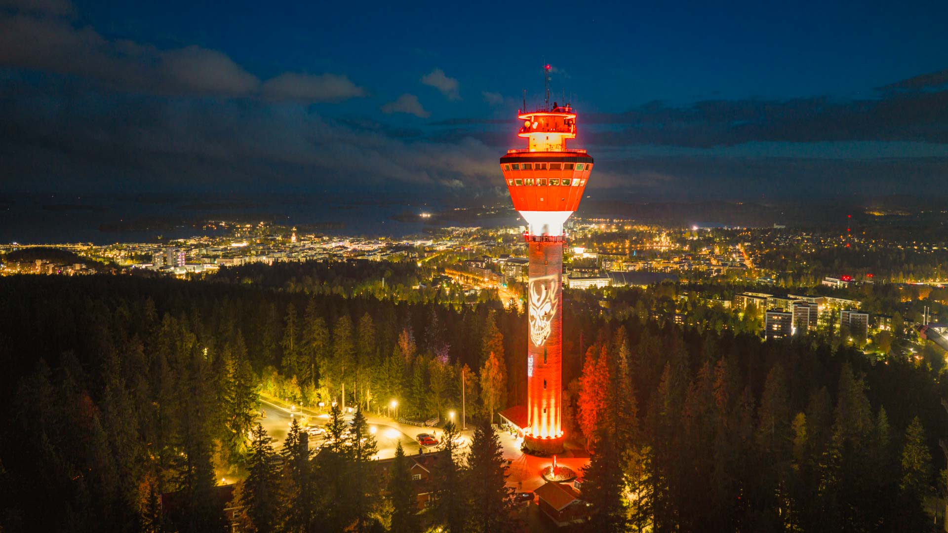 Puijon Torni Halloween-valaistuksessa