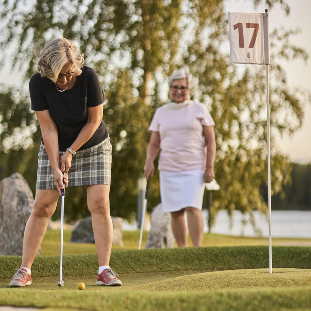 Huvittelua, kaksi ystävystä pelaamassa citygolfia
