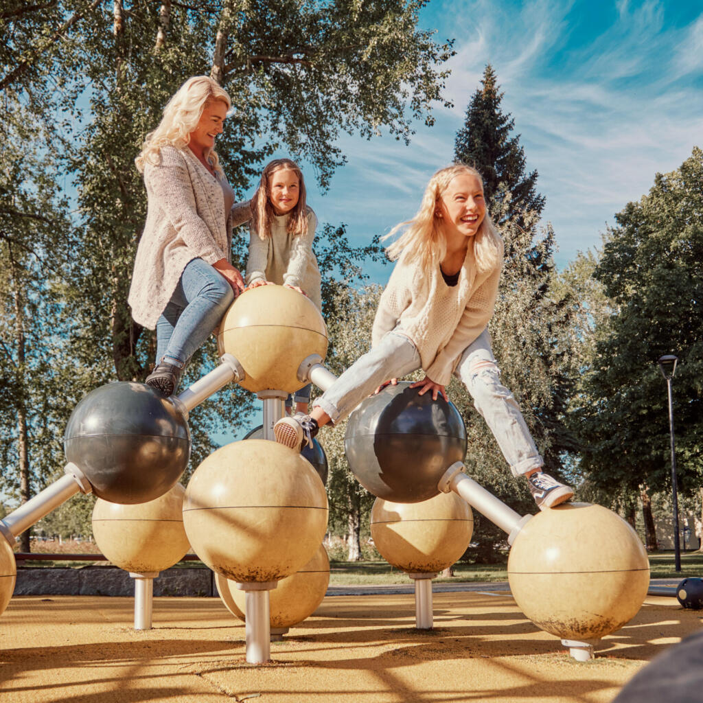 Kesä Kuopio lapsiperhe puistossa