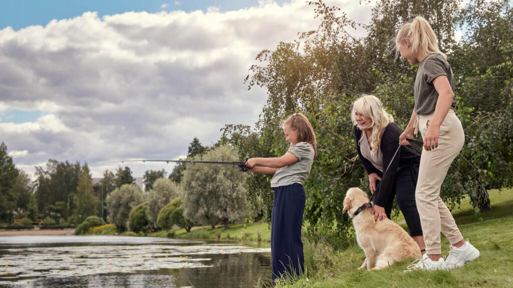 Lasten kanssa kesällä Kuopiossa. Perhe kalassa Valkeisenlammella