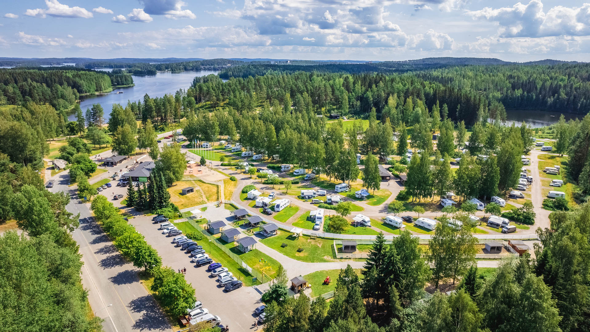 Rauhalahden matkailualue Kuopiossa, ilmakuva kesällä