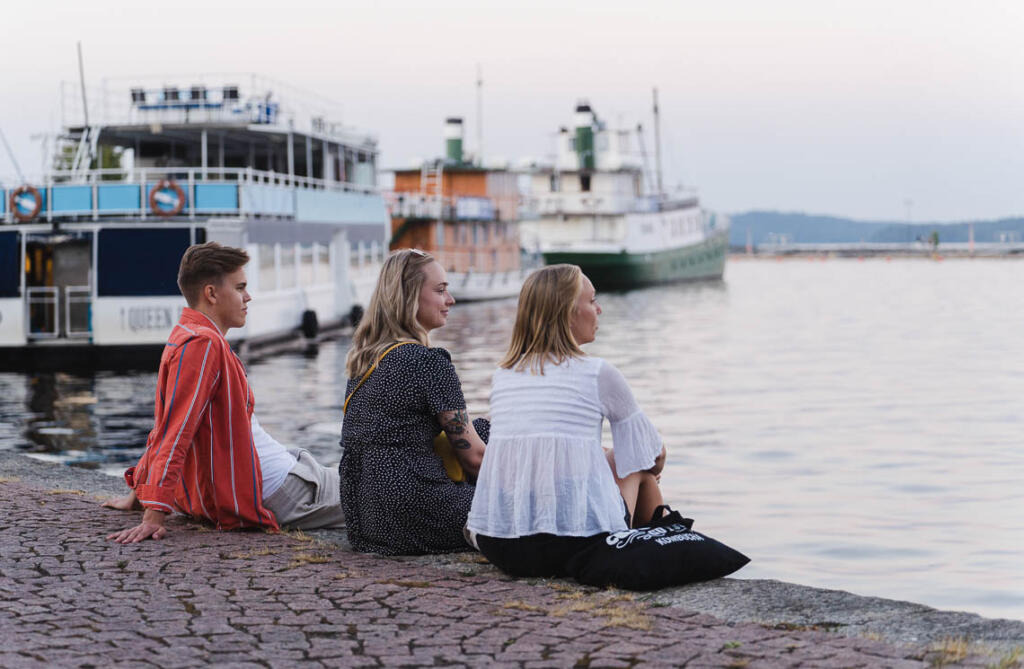 Kaverit Kuopion matkustajasatamassa kesä-illassa.