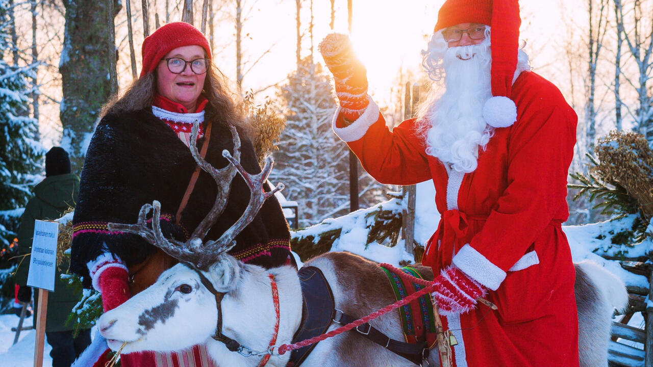 joulupukki-joulumuori-ja-tuisku-poro-rantakodalla-image_1-jpg